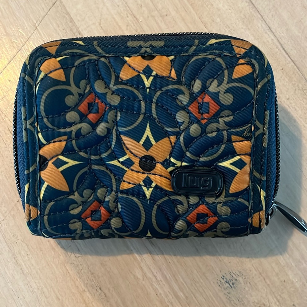 Lug splits compact RFID wallet